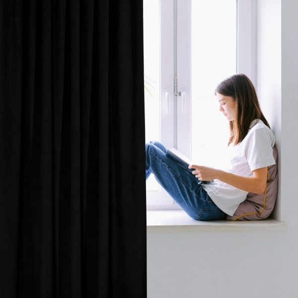 Zasłona welurowa na taśmie marszczącej Sara 001 czarny