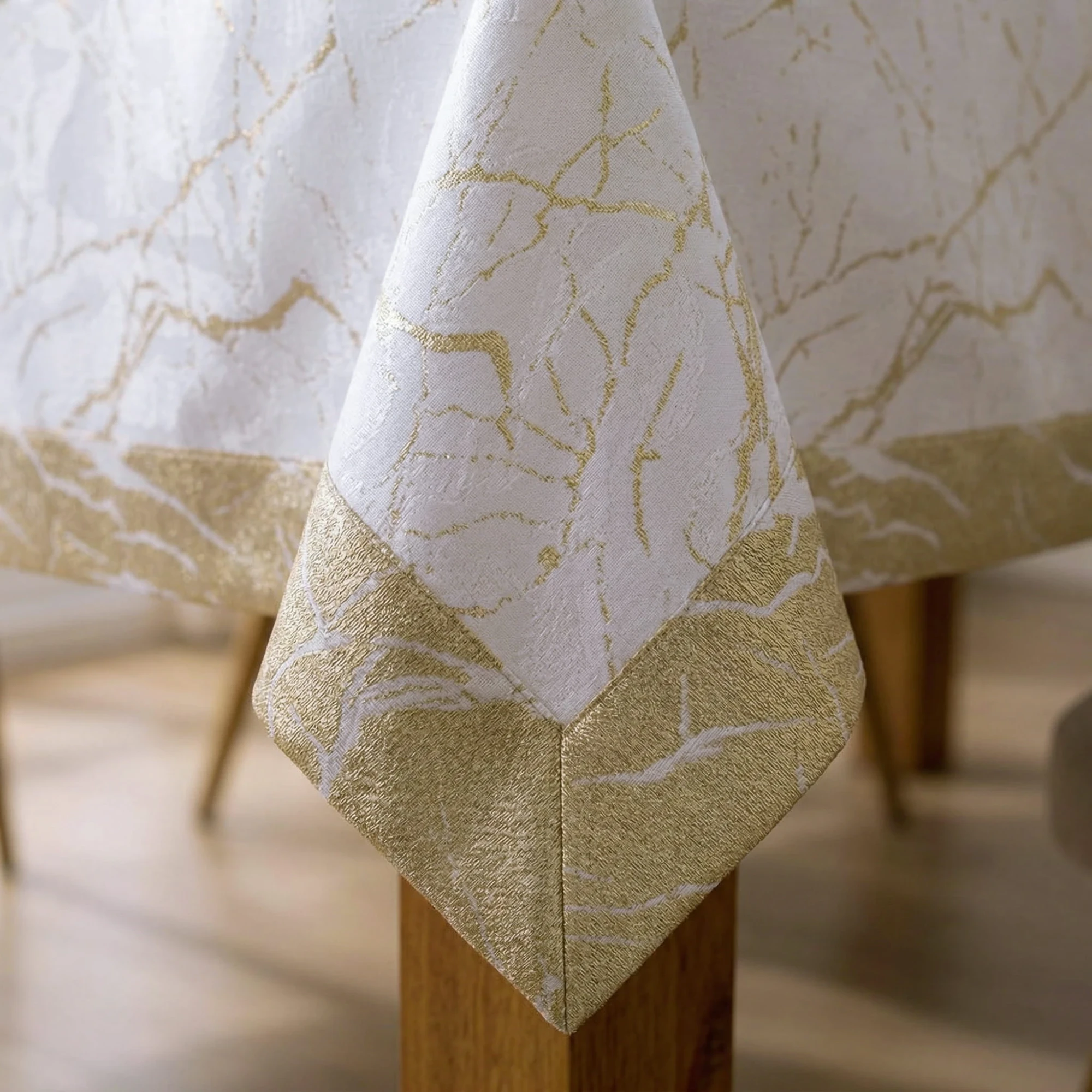 Elegancki Obrus Plamoodporny Kremowo-Złoty, Szyty Kopertowo