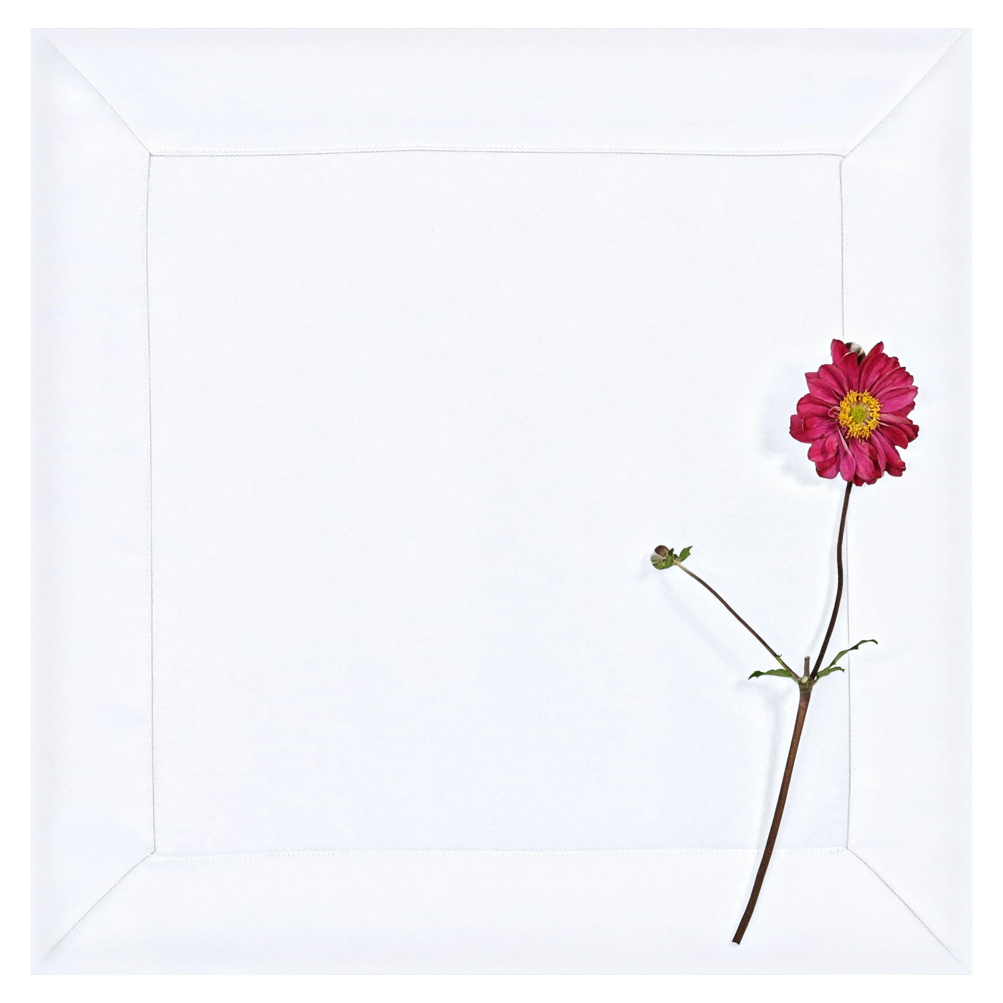 Elegancka Biała Serweta na Stół Szyta Kopertowo z Mankiet